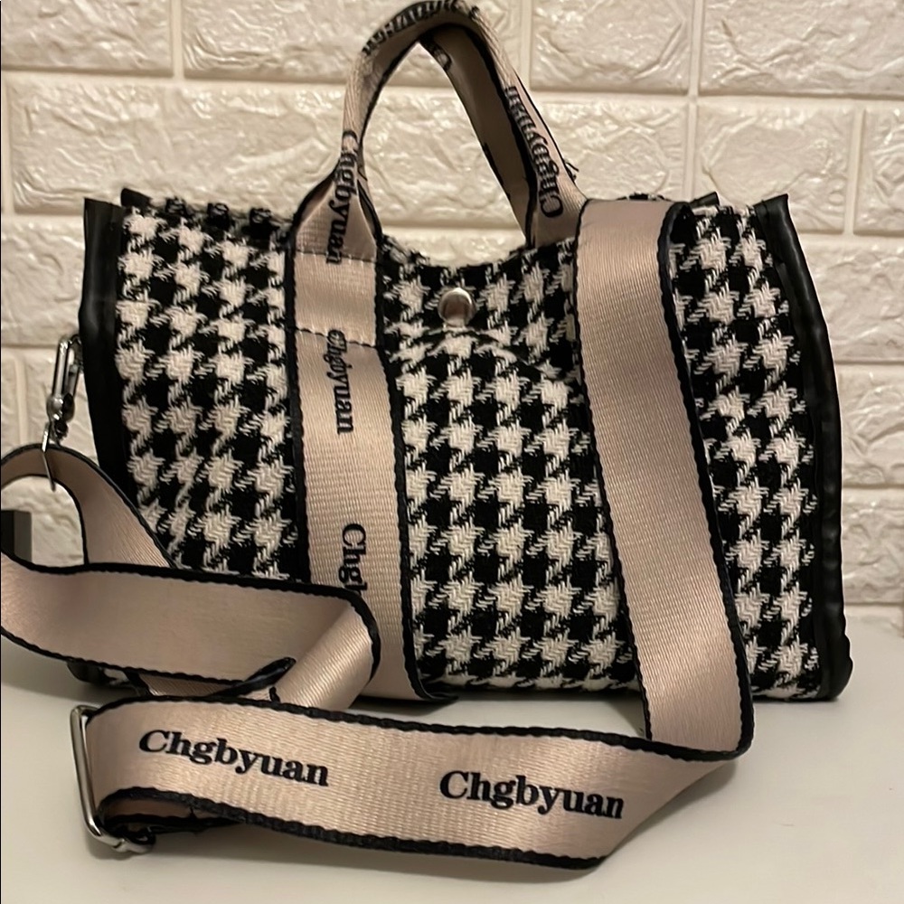 Stylish Black and White Houndstooth Bag